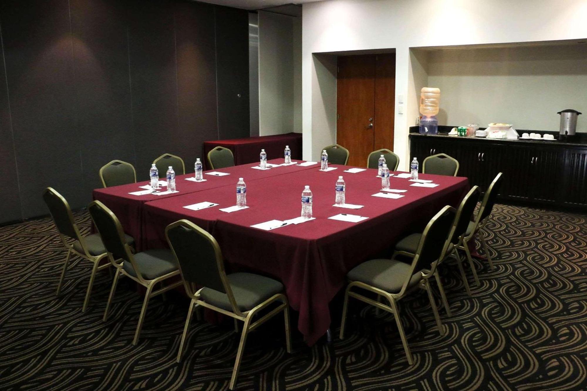 Radisson Poliforum Plaza Hotel Леон Экстерьер фото