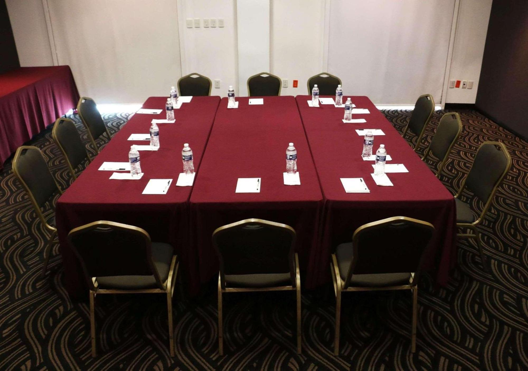 Radisson Poliforum Plaza Hotel Леон Экстерьер фото