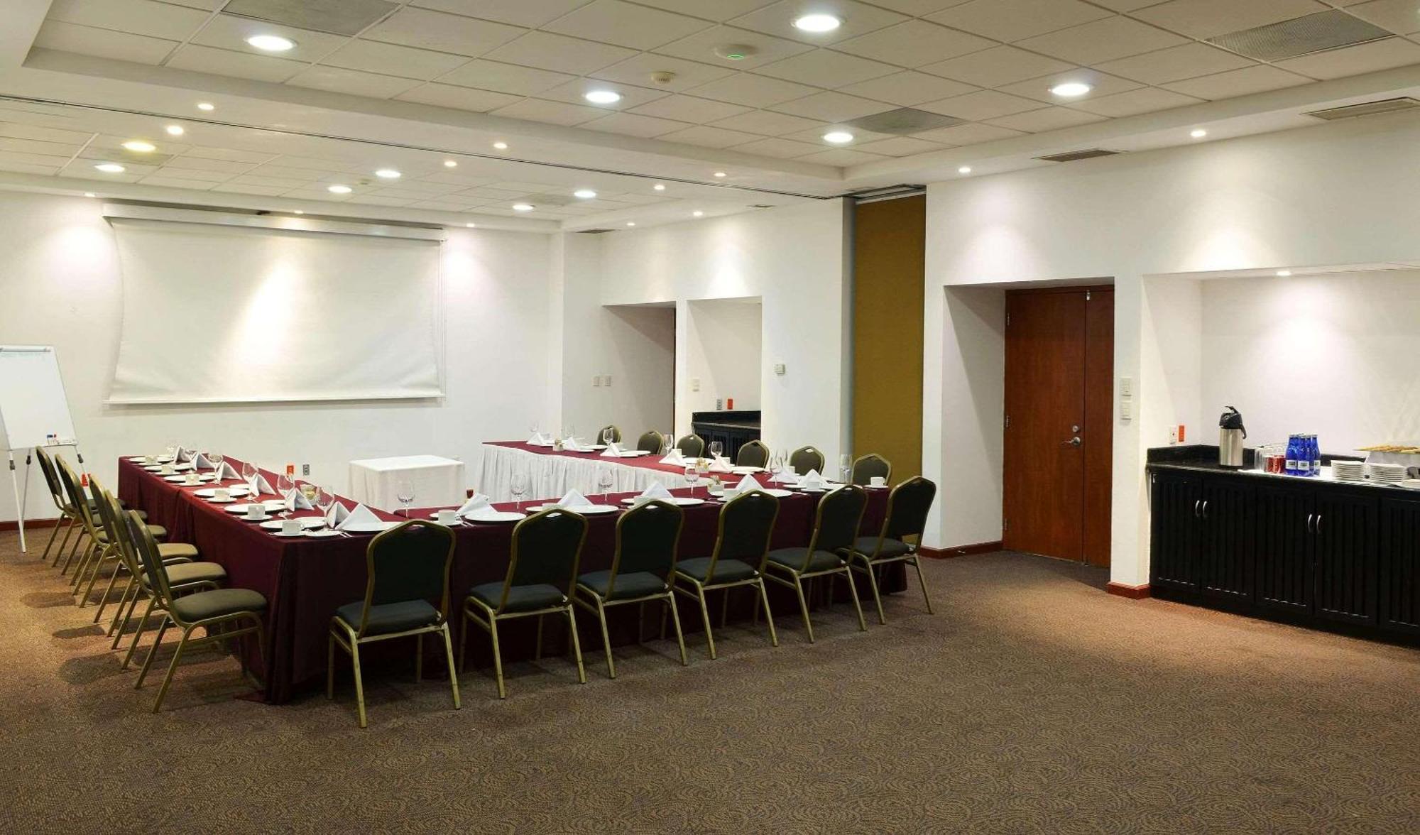 Radisson Poliforum Plaza Hotel Леон Экстерьер фото
