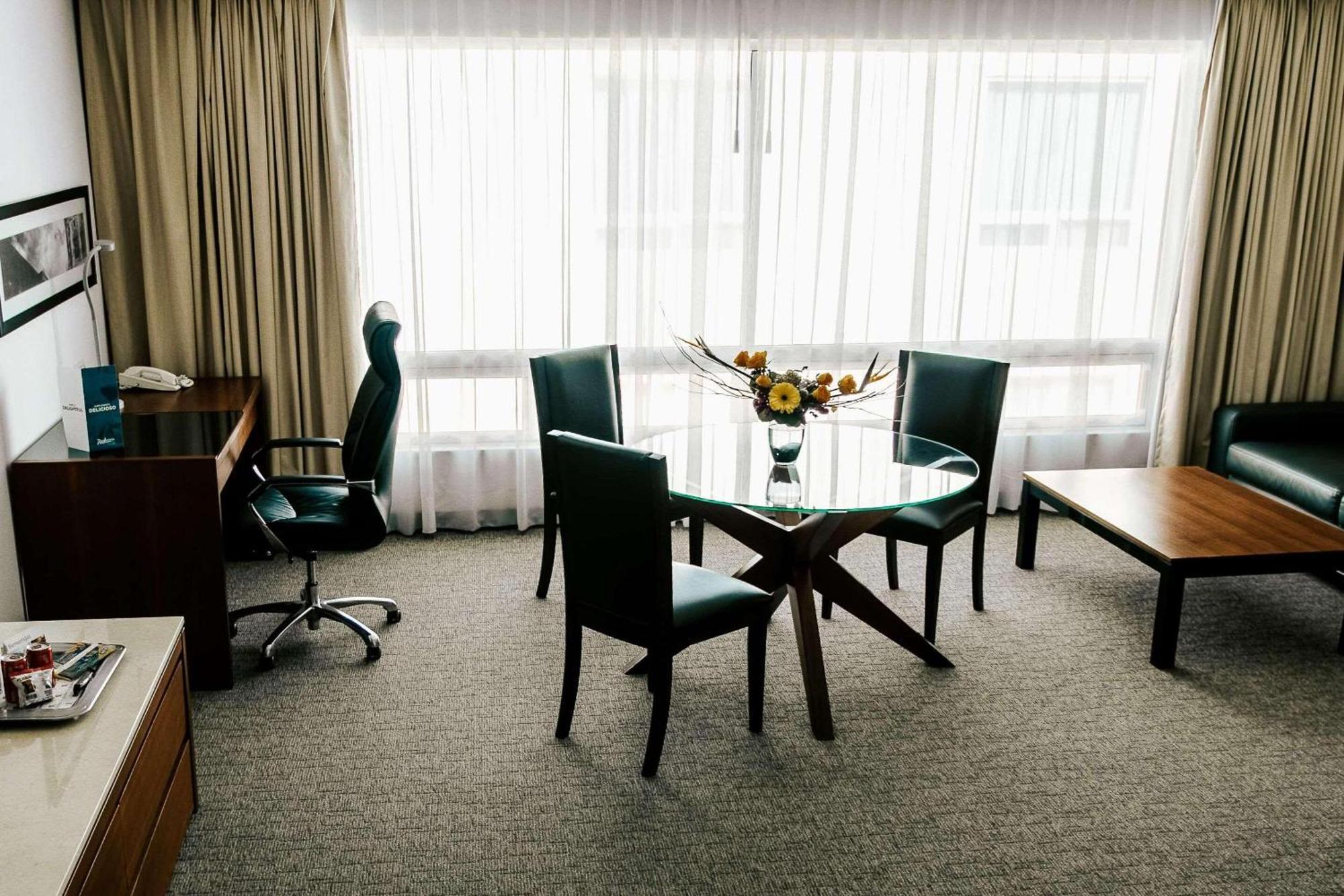 Radisson Poliforum Plaza Hotel Леон Экстерьер фото