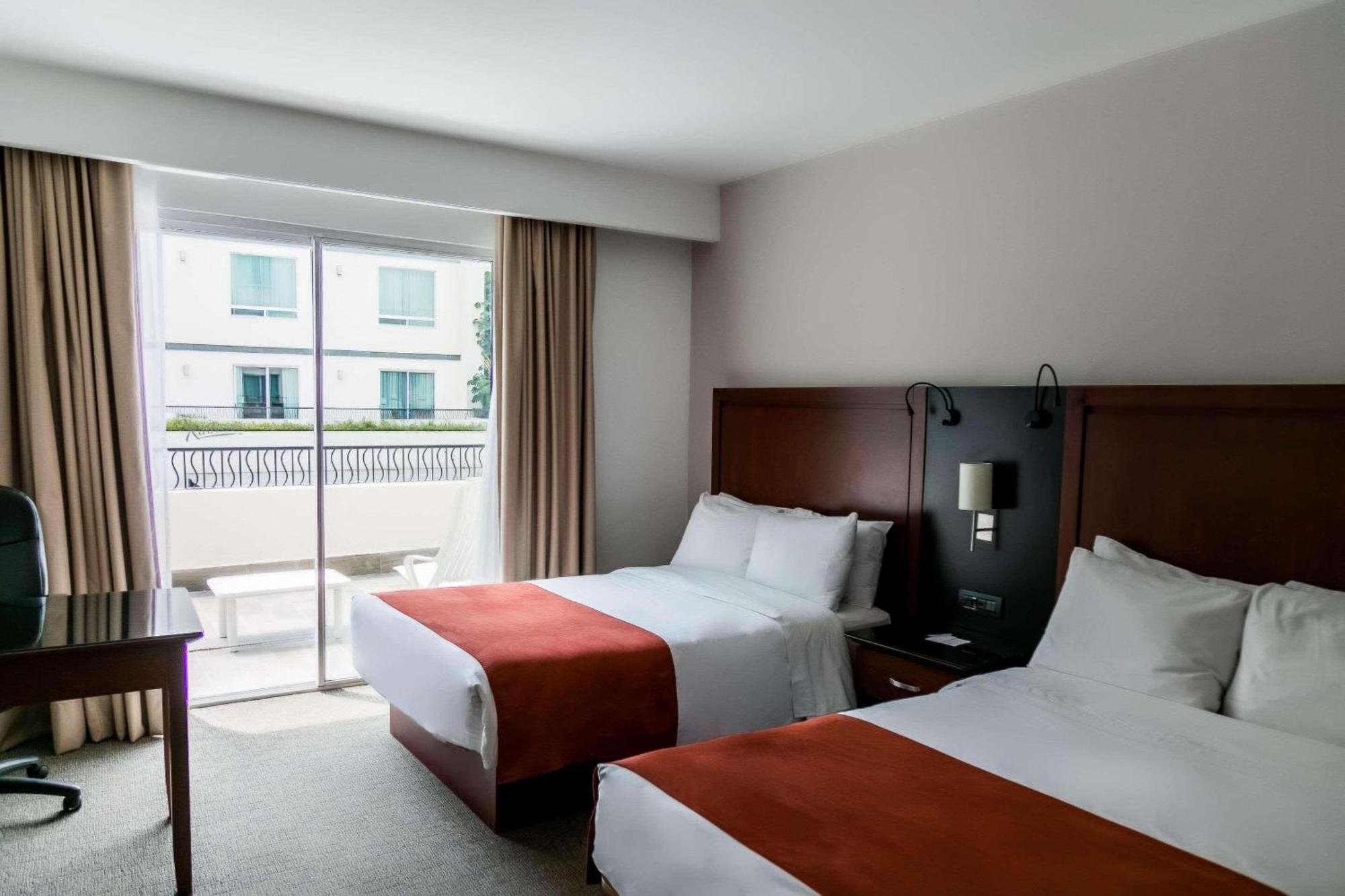 Radisson Poliforum Plaza Hotel Леон Экстерьер фото