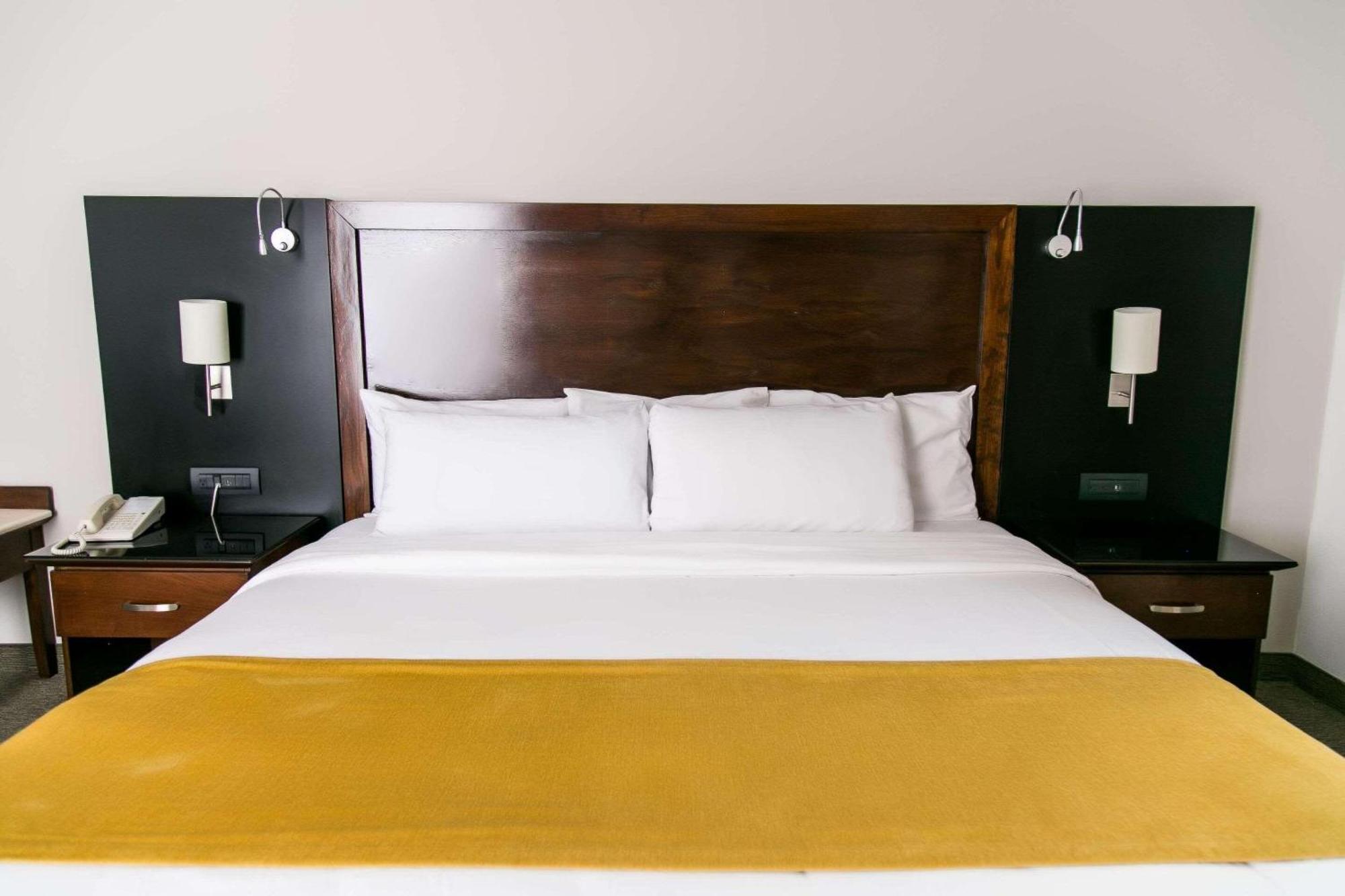 Radisson Poliforum Plaza Hotel Леон Экстерьер фото
