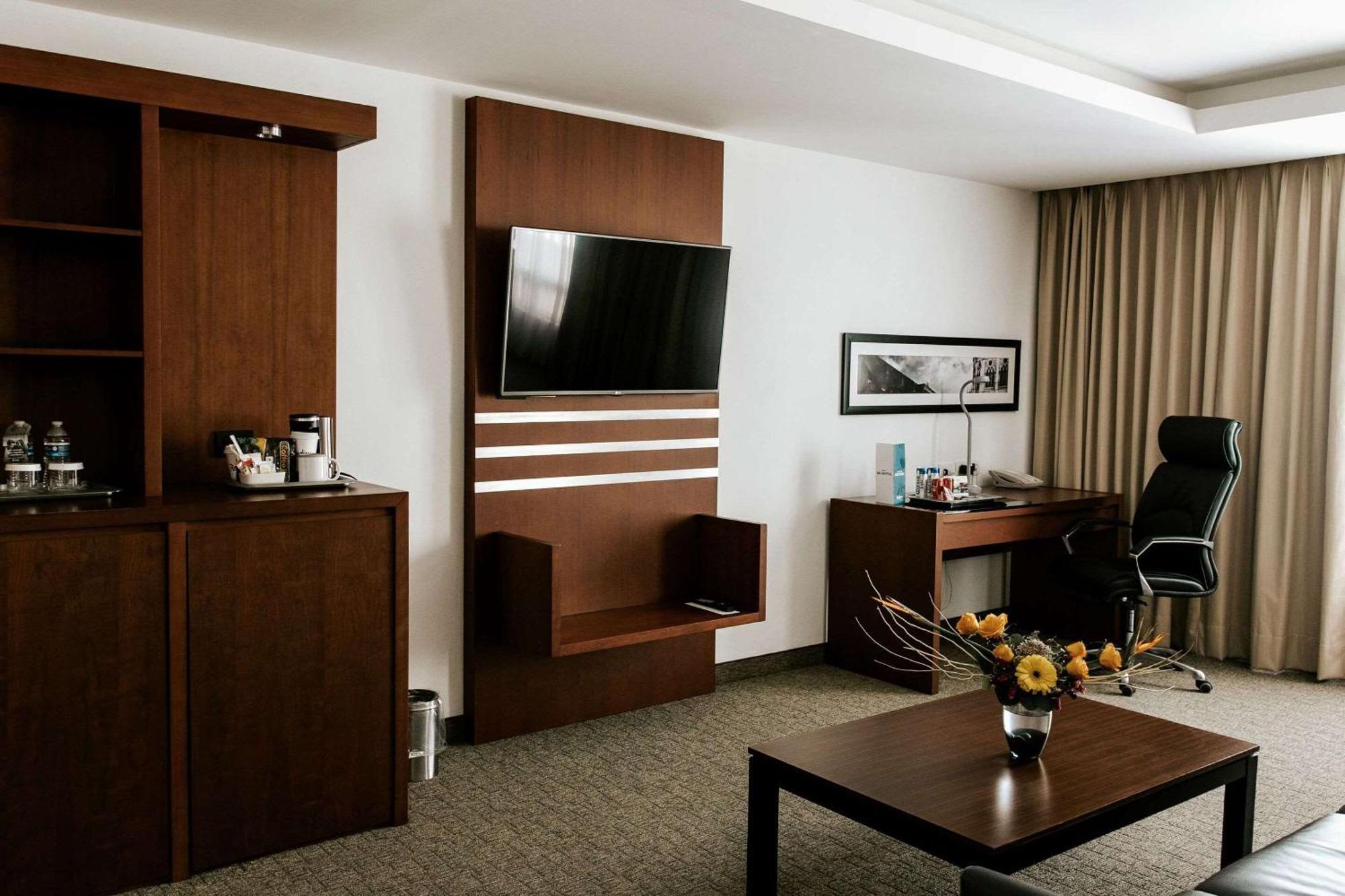 Radisson Poliforum Plaza Hotel Леон Экстерьер фото